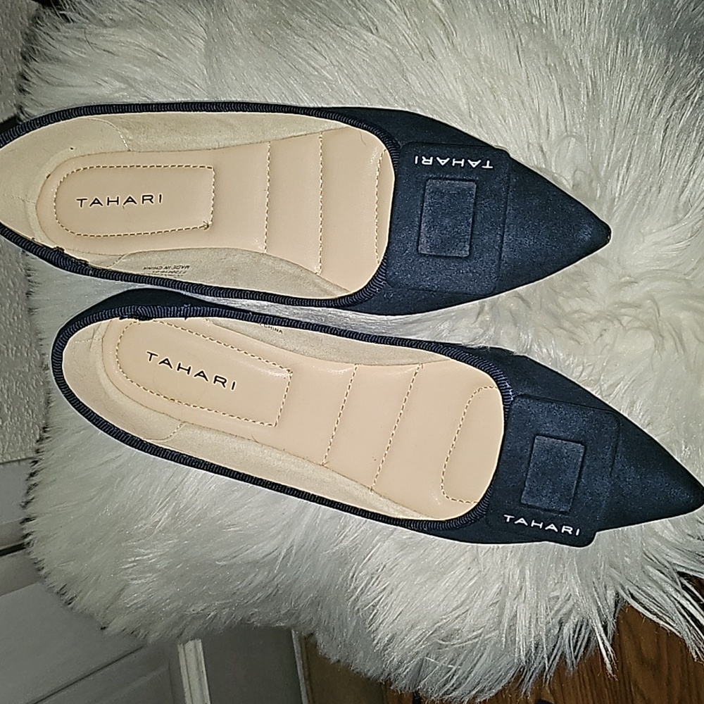 EUC 💙 Tahari pointy toe flats